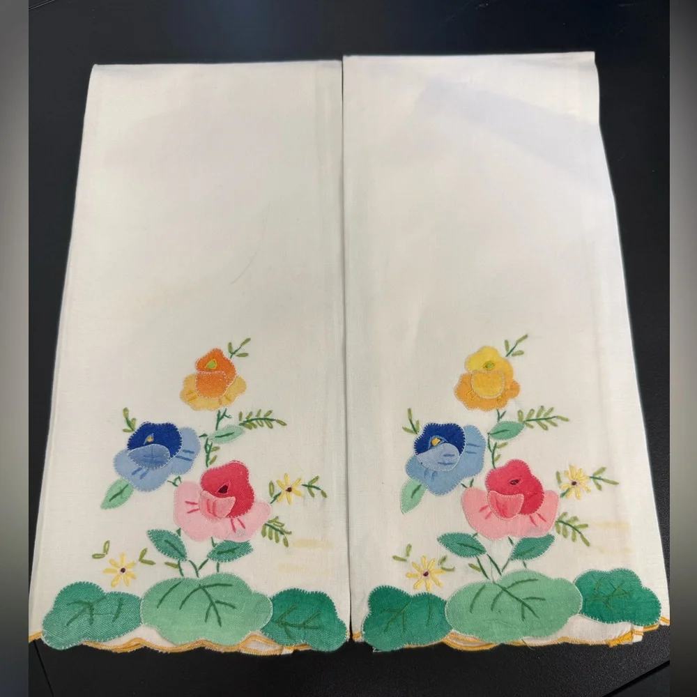 Vintage Towels Embroidered Appliqué Floral Cotton Set of 2